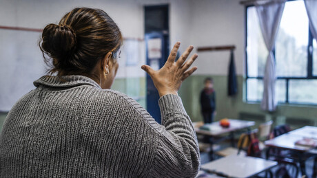 FOTO: Professora é acusada de cuspir em menina com síndrome de Down na Argentina