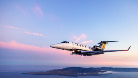 Mais leve, veloz e de maior alcance do mundo: Embraer certifica jato que pode pousar sozinho