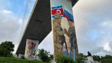 FOTOS: Rússia pinta mural em ponte de Vladivostok para celebrar aliança com a RPDC