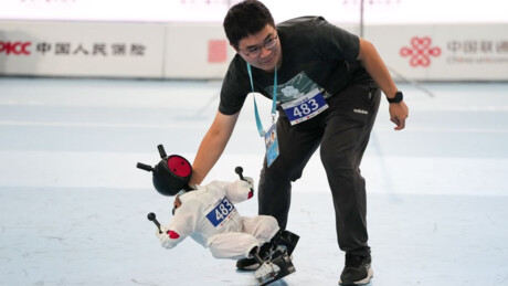 VÍDEO: Compilado hilário de robôs se espatifando em competição na China