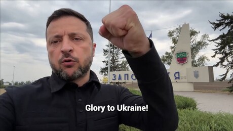 VÍDEO: Fundo verde? Carro e caminhão surgem do nada em vídeo de Zelensky, supostamente em Zaporozhie