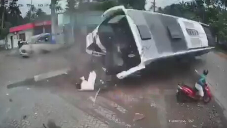 VÍDEO: Pânico a caminho do casamento — ônibus capota e atinge posto de gasolina na Índia