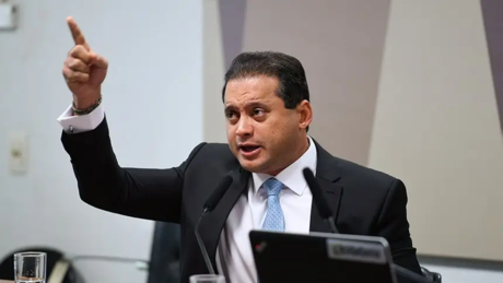Senador investigado pela PF pede ao STF apuração sobre vazamento de foto em piscina