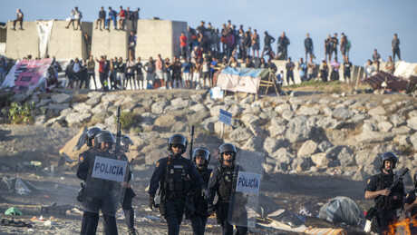 VÍDEOS: Polícia espanhola abre fogo durante novos distúrbios em Ceuta