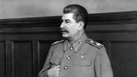 Por que Stalin aparece em muitas imagens com a mão escondida dentro do paletó?