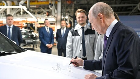 VÍDEOS: Putin testa novo carro russo Volga e diz que automóvel 'se dirige com um dedo'