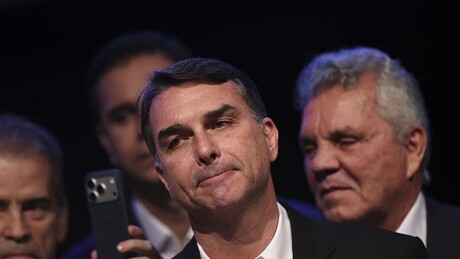 Em sabatina ao JN, Flávio defende relação 'boa-fé' com Vorcaro e cita laços do banqueiro na própria Globo