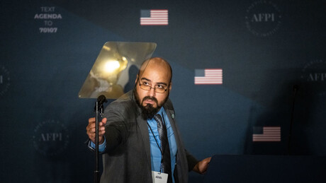 Insider trading patriota: operador de teleprompter de Trump pagará US$ 172 mil por apostar em discursos