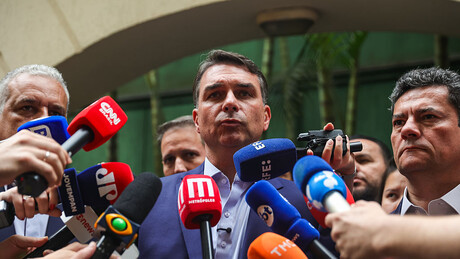 Flávio Bolsonaro rejeita intervenção dos EUA no Brasil caso seja eleito