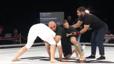 VÍDEO: Filho de lutador russo de jiu-jitsu corre para ringue e abraça pai no meio da luta