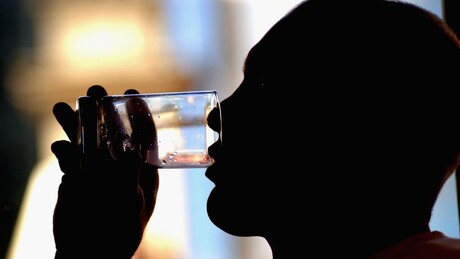 Beber água durante a refeição faz comer mais?