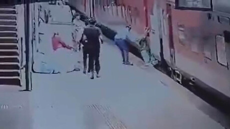 VÍDEO: Por um triz! Técnico de estação salva passageiro de ser atropelado por trem na Índia
