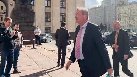VÍDEO: Diplomata alemão evita imprensa após deixar o Ministério das Relações Exteriores da Rússia