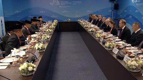 Putin se reúne com presidente indonésio no Fórum Econômico Oriental