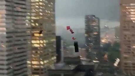 VÍDEO: Sofá voa pelos ares durante forte tempestade no Canadá