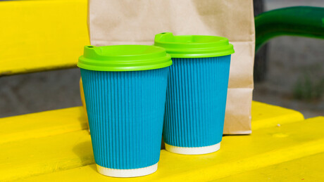 Tomar café em copo descartável faz mal à saúde?