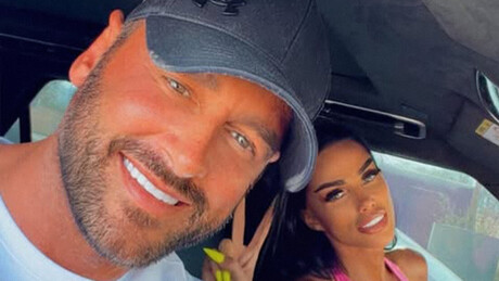 Modelo se divorcia de 'milionário das criptomoedas' após descobrir que sua fortuna era, na verdade, de 3 dólares