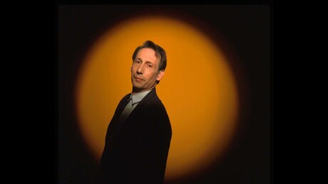 O famoso ator Chris Langham, condenado por pedofilia, morre aos  77 anos