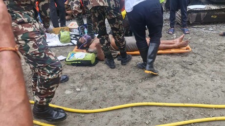 VÍDEOS: Duas pessoas são resgatadas com vida após enchentes devastadoras no Nepal