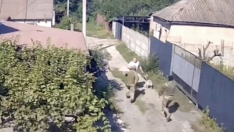 VÍDEO: Ucraniano é recrutado à força enquanto passeava com seu cachorro; animal foi abandonado na rua