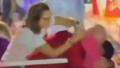 VÍDEO: Ataque de ciúmes? Janja separa eleitora que abraçou Lula no Ceará