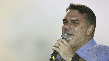 Flávio Bolsonaro exige que Cármen Lúcia se posicione contra Moraes