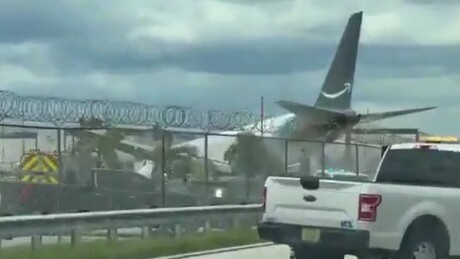VÍDEOS: Avião de carga sofre acidente no aeroporto de Miami e pega fogo