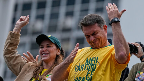 Boneco de Trump, bandeira dos EUA e 'fora Lula': como foi o ato de Flávio Bolsonaro na Paulista