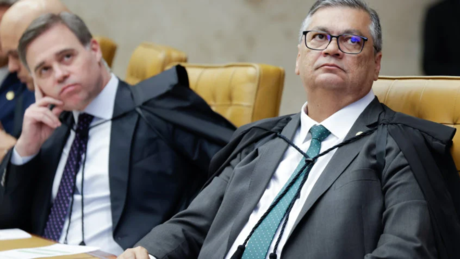 Dino alfineta Mendonça ao reverter decisão sobre PF e diz que juiz não pode decidir 'em causa própria'
