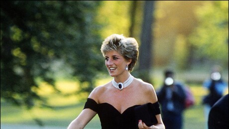 Lendário 'vestido de vingança' da Princesa Diana volta a leilão