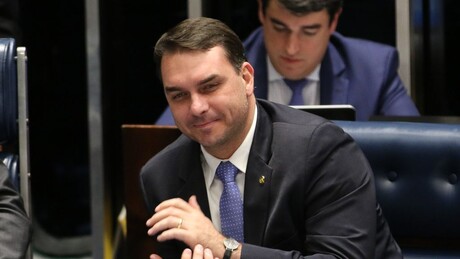 Flávio Bolsonaro teria atuado em defesa de Vorcaro no Senado, segundo suspeitas da PGR