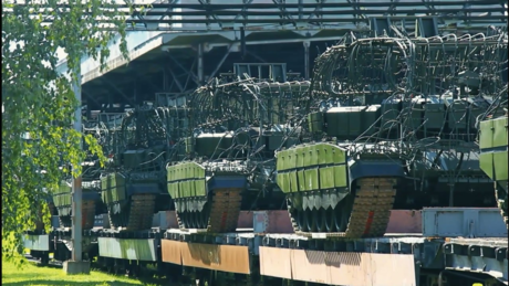 VÍDEO: Rússia recebe novos lotes de tanques com proteção antidrones