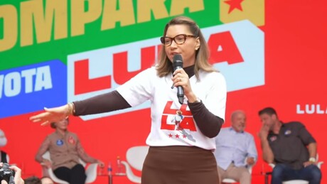 Opositores interropem discurso de Janja em Curitiba e apoiadores reagem mostrando dedo do meio