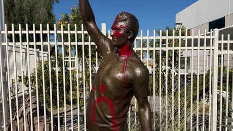 Estátua de Charlie Kirk é vandalizada dias após inauguração no Arizona