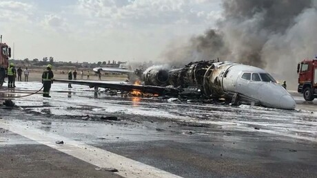 VÍDEO: Avião sai da pista e pega fogo durante pouso na Líbia