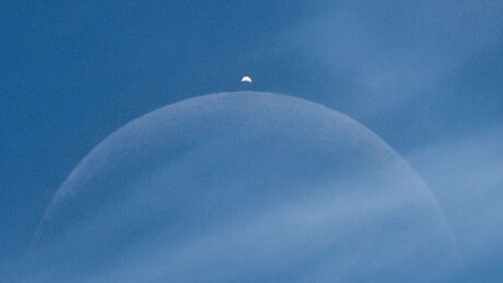 Imagem impactante da NASA mostra como a Lua 'esconde' Vênus em plena luz do dia