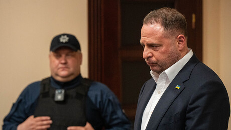 Justiça ucraniana retira tornozeleira de ex-braço direito de Zelensky alegando 'risco à vida'