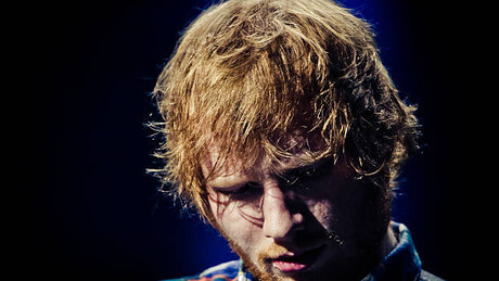 Ed Sheeran fica sem músicos após afastamento do rapper Macklemore por condenar genocídio palestino