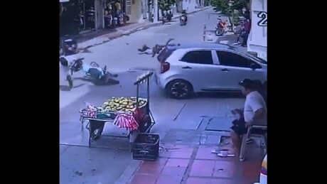 VÍDEO: Criança é arremessada a vários metros em acidente de moto e se fere gravemente