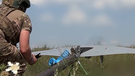VÍDEO: Drones e artilharia russos eliminam posições camufladas do exército ucraniano