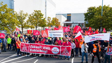 Queda nos lucros e concorrência chinesa fazem Volkswagen, BMW e Bosch anunciar cortes e geram protestos na Alemanha