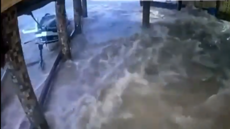 VÍDEOS: Tsunami meteorológico provoca alagamentos e assusta moradores em SC