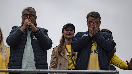 Mensagens mostram assessora de Flávio Bolsonaro tratando de emenda com condenado no caso Marielle