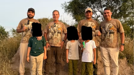 Flávio Bolsonaro aparece em foto fazendo safári na África com investigados em fraude no INSS