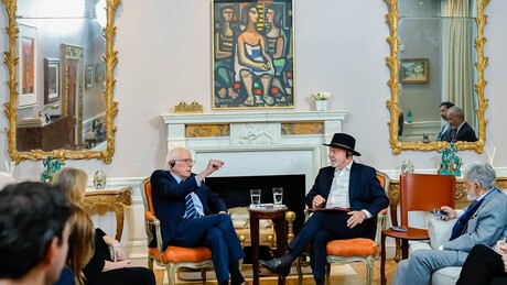 Após encontro, Bernie Sanders elogia Lula por 'tirar milhões da pobreza' e proteger democracia