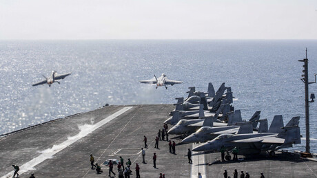 Caças decolam do porta-aviões USS Abraham Lincoln para missões contra o Irã, no Mediterrâneo, em 3 de março de 2026