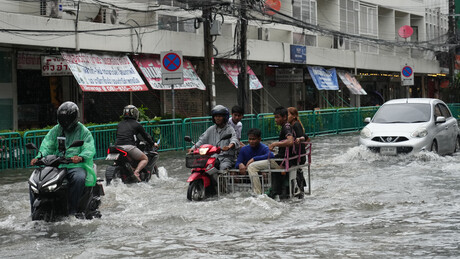 Inundações forçam milhares a evacuar Bangkok; capital tailandesa vira zona de desastre
