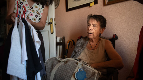 VÍDEO: Idosa é despejada após 70 anos no mesmo apartamento e vira símbolo de protestos na Espanha