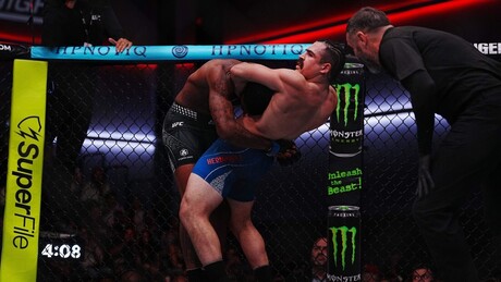 VÍDEO: Luta do UFC entre policial e ex-presidiário termina em apenas 57 segundos