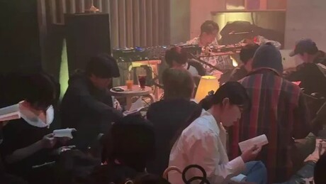 'Book raves': por que os jovens do Japão estão trocando a balada pela leitura?